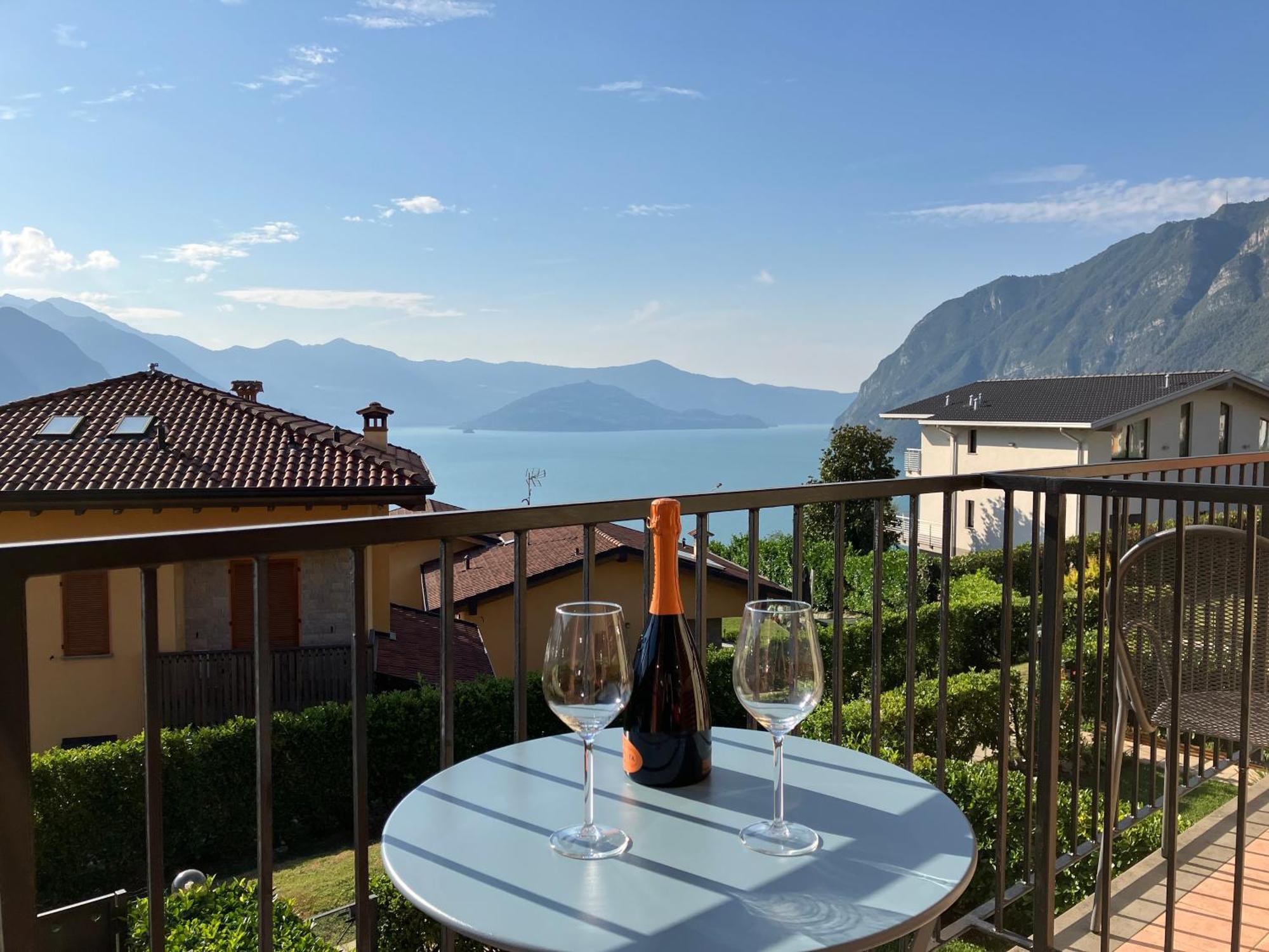 Happy Guest Apartments - Lake View And Pool Riva di Solto Εξωτερικό φωτογραφία