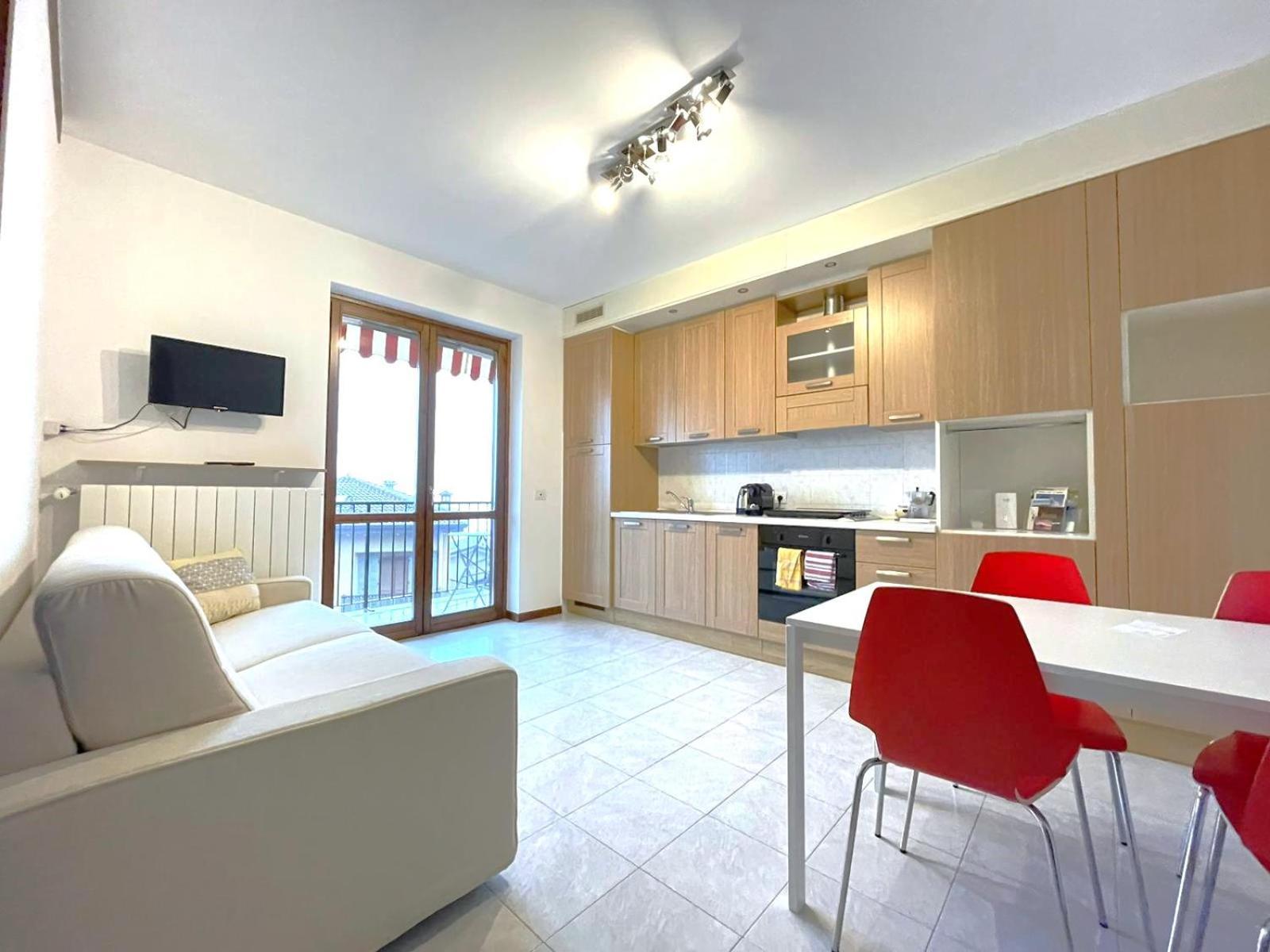 Happy Guest Apartments - Lake View And Pool Riva di Solto Εξωτερικό φωτογραφία